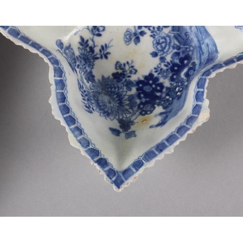 26 - An 18th century Worcester blue and white leaf-shaped pickle dish, 5 1/4