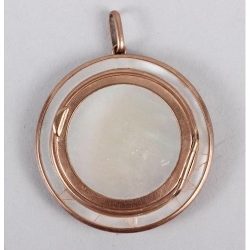 280 - A mother-of-pearl circular pendant compact with yellow metal mounts, stamped 9ct, 2