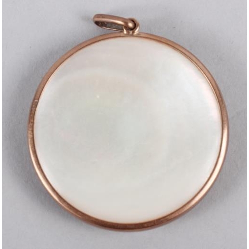 280 - A mother-of-pearl circular pendant compact with yellow metal mounts, stamped 9ct, 2