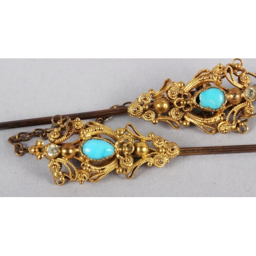 298 - A 19th century gilt metal scarf pin, set turquoise cabochons and aqua coloured stones, interlinked w... 