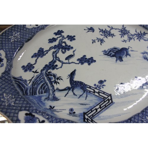 104 - An 18th century Chinese blue and white octagonal porcelain meat plate, decorated fallow deer pattern... 