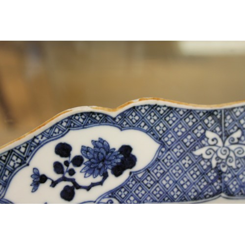 104 - An 18th century Chinese blue and white octagonal porcelain meat plate, decorated fallow deer pattern... 