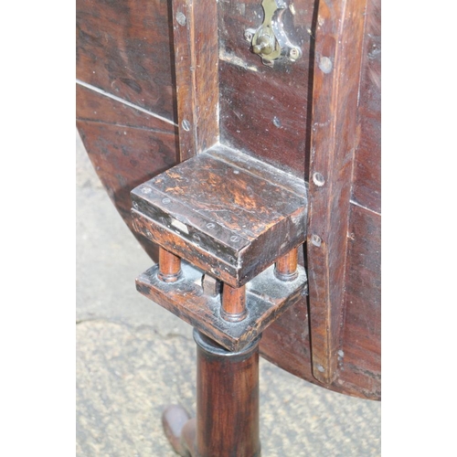 306 - A Georgian mahogany circular tilt top occasional table with birdcage and barrel turned column, on tr... 