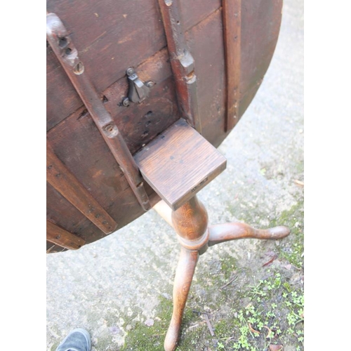 317 - A provincial oak circular tilt top occasional table, on baluster turned column and tripod splay supp... 