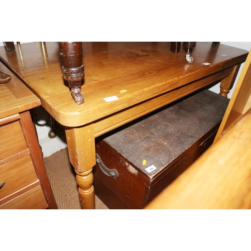 365 - An oak plank top kitchen table on turned supports, 47