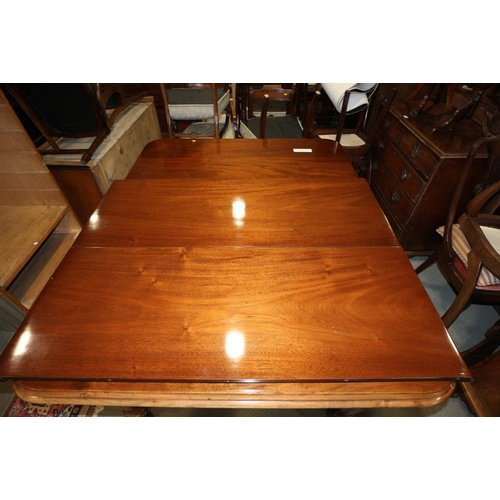 352 - A late 19th century mahogany dining table with two extra leaves, on turned and tapering supports, 89... 