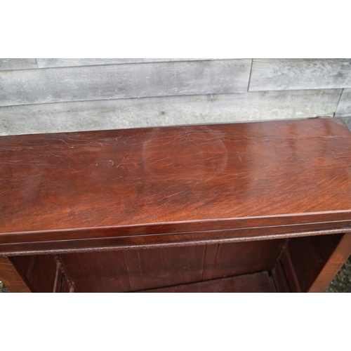 381 - A mahogany open bookcase, fitted adjustable shelves, on block base, 36