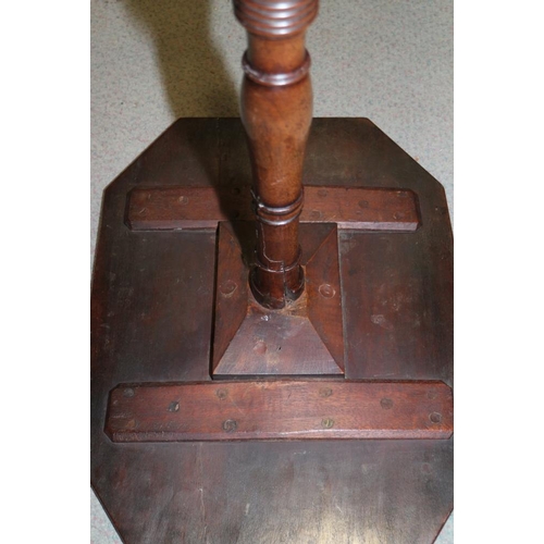 333 - A Georgian provincial mahogany octagonal top occasional table, on turned column and tripod splay sup... 