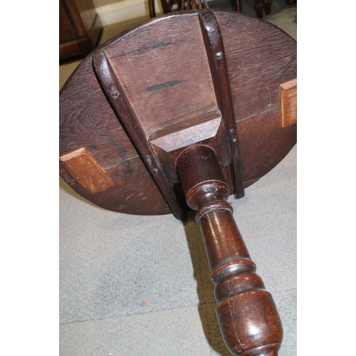 336 - A late Georgian oak provincial circular top occasional table, on turned column and tripod splay supp... 