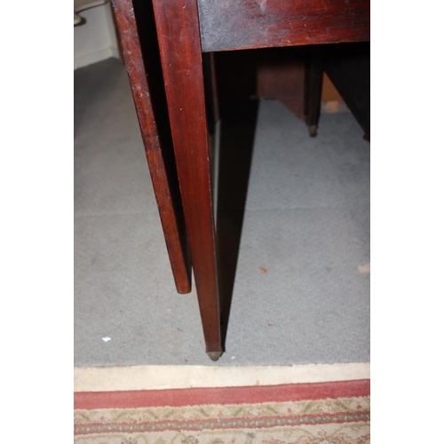 427 - An early 20th century mahogany Sutherland dining table, 41