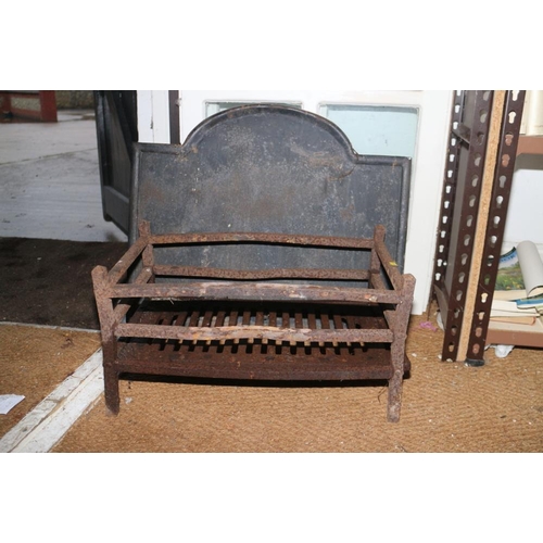 447 - A cast iron arch-top fireback, 24