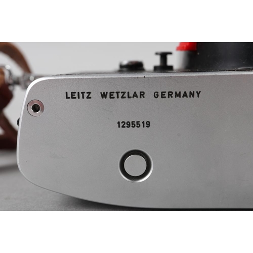 83 - A Leicaflex SL Leitz Wetzlar camera, Serial Number 1295519 and Summircron R 1:2/50 lens, in travelli... 