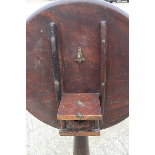 437 - A Georgian mahogany circular fan paterae inlaid tilt top table, on birdcage and turned column tripod... 