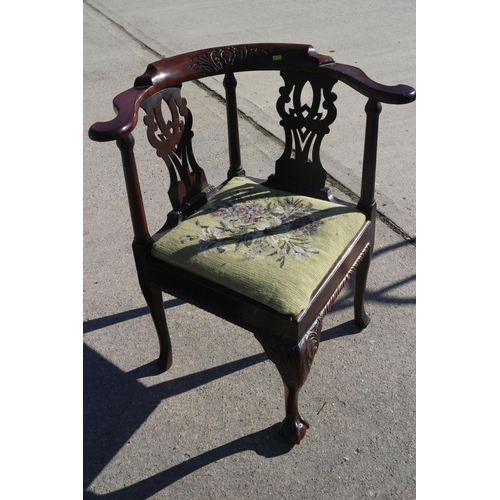 447 - A George III carved mahogany corner elbow chair with pierced splats and drop-in needlework seat, on ... 