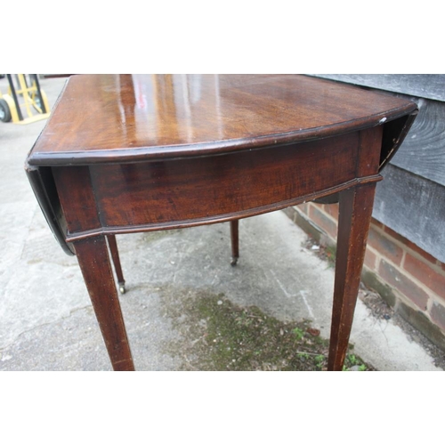 478 - A George III mahogany oval top Pembroke table, on square taper supports, 32