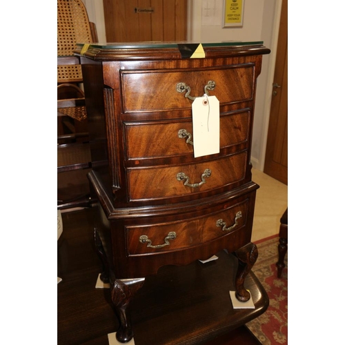 525 - A polished as mahogany octagonal drinks table, fitted single door, on cabriole supports, 18