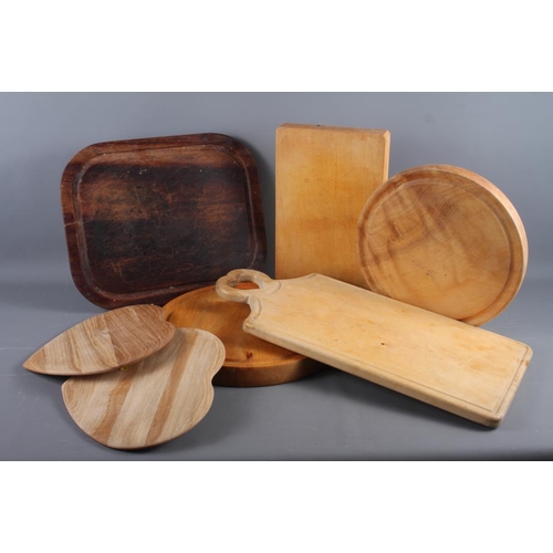 169 - A number of wooden bread/chopping boards of various size and design