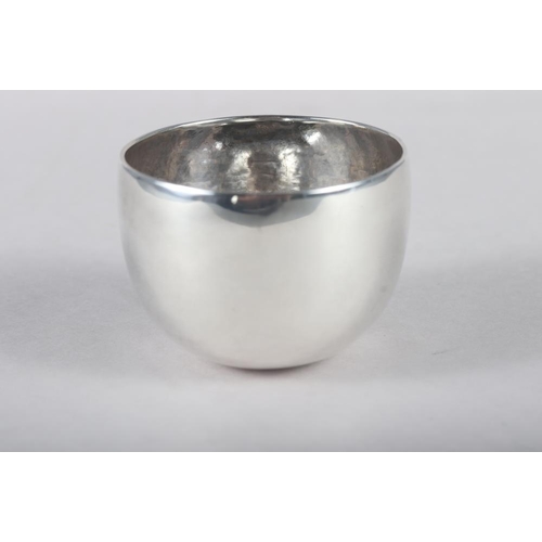 306 - A Georgian silver tumbler cup, 2 3/8