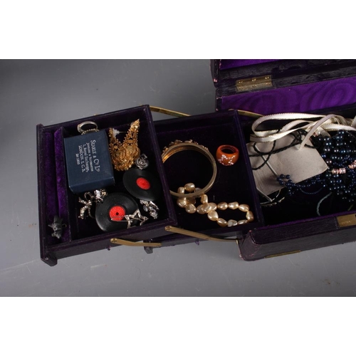 328 - A quantity of costume jewellery, including earrings, necklaces and other jewellery, contained in a p... 