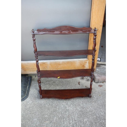 466 - A 19th century mahogany four-tier open wall shelf, on slender turned supports, 24