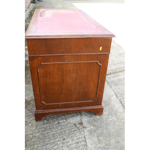 531 - A walnut twin pedestal desk with nine drawers, on bracket supports and tooled red leather top (losse... 