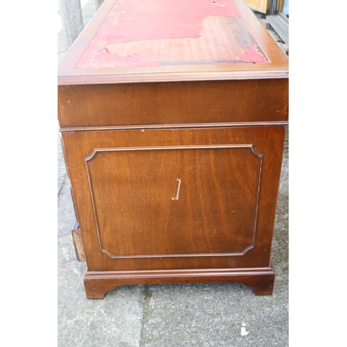 531 - A walnut twin pedestal desk with nine drawers, on bracket supports and tooled red leather top (losse... 