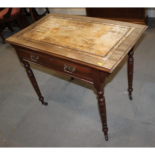 553 - An Edwardian walnut writing desk with tooled lined top, fitted one drawer, on turned and castored su... 