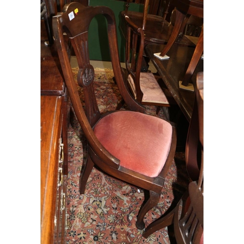 570 - A set of four Edwardian walnut pierced shaped splat back dining chairs with drop-in seats, on cabrio... 