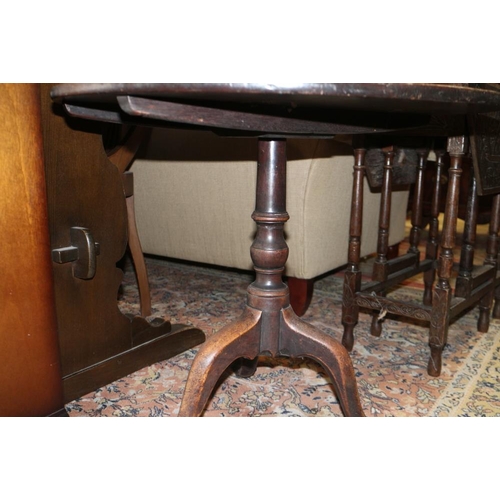 403 - A 19th century mahogany circular tilt top low occasional table, on turned column and tripod splay su... 