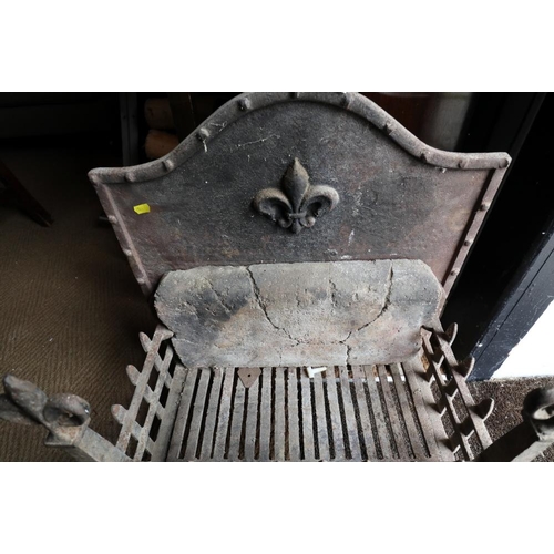 631 - A wrought and cast iron fire grate with fleur-de-lys back, 23