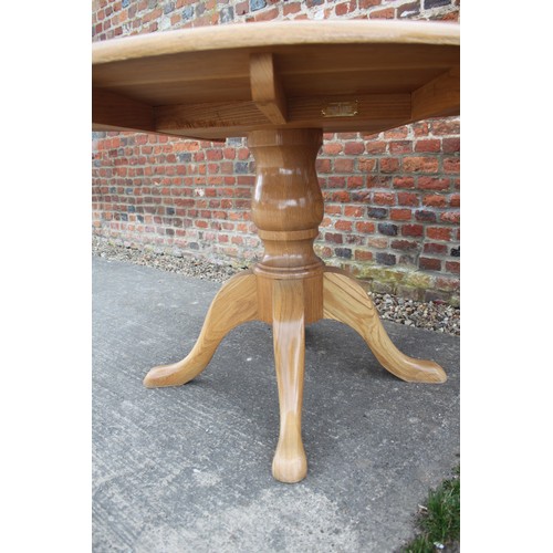 524 - A light oak circular dining table, by Richard A Gibson, on turned column and quadruple splay support... 