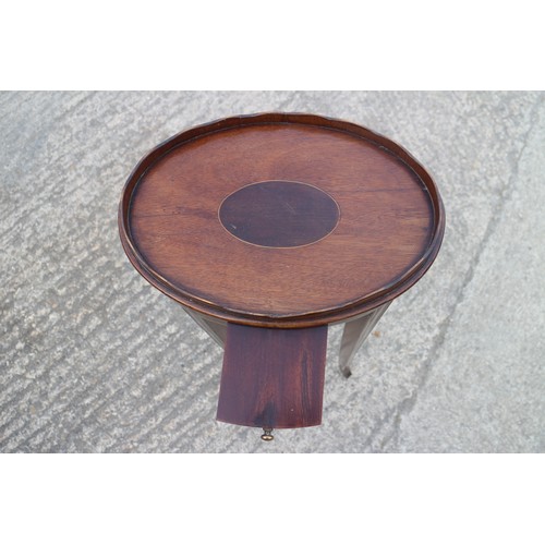 482 - A late Georgian mahogany oval inlaid tray top urn stand with drip slide, on square taper splay suppo... 