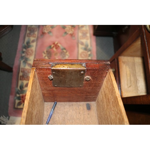 407 - A Georgian mahogany kneehole writing desk with lift-up lid and fitted interior over six drawers and ... 