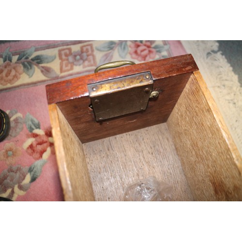 407 - A Georgian mahogany kneehole writing desk with lift-up lid and fitted interior over six drawers and ... 