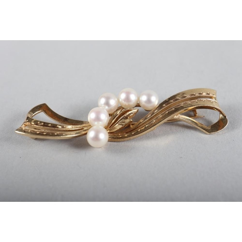 272 - A Mikimoto Tokyo 14ct brooch set pearls