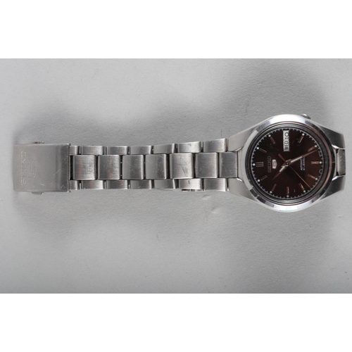 274 - A Seiko 5 Automatic twenty-one jewels gentleman's wristwatch with black carbon fibre effect dial, da... 