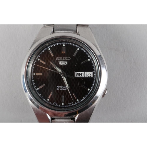 274 - A Seiko 5 Automatic twenty-one jewels gentleman's wristwatch with black carbon fibre effect dial, da... 