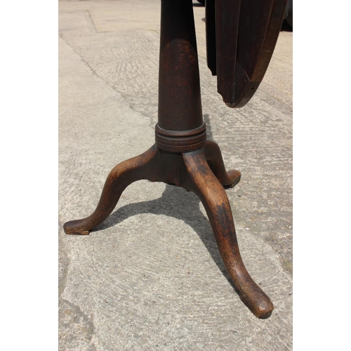 364 - A late 18th century provincial oak circular tilt top occasional table, on cannon barrel turned colum... 