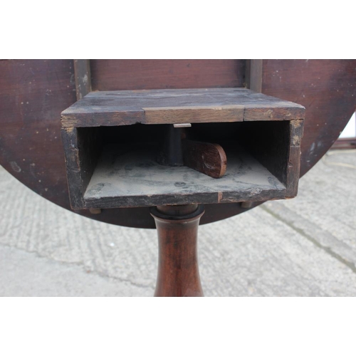 369 - An 18th century mahogany circular occasional table, on tripod base, 30