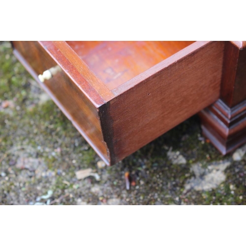 418 - A mahogany swing frame toilet mirror, on plateau base, fitted three drawers on ogee bracket feet, 26... 