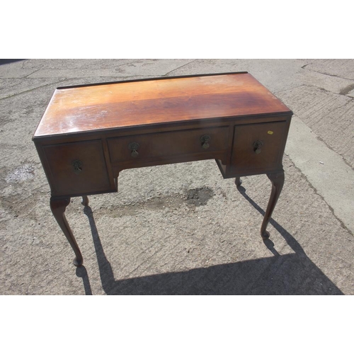 439 - A Georgian design walnut serpentine front dressing/writing table, fitted three drawers, on carved ca... 