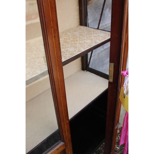 473 - An Edwardian mahogany and painted display cabinet enclosed two lattice glazed doors, on square taper... 