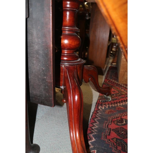 366 - A 19th century mahogany circular tilt top dining table, on turned column and tripod splay support, 4... 