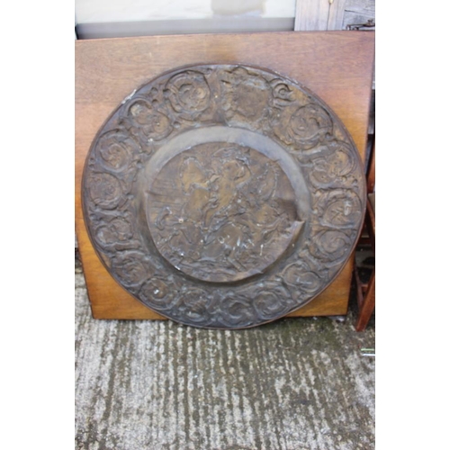 200 - A circular embossed copper plaque, traces of gilding, centre with Battle of Anghiari after Leonardo,... 