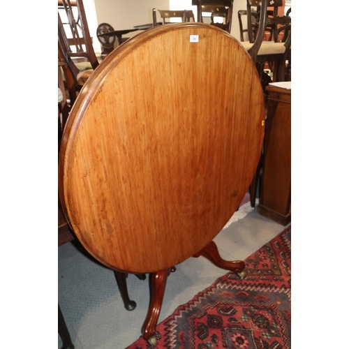 542 - A 19th century mahogany circular tilt top dining table, on turned column and tripod splay support, 4... 