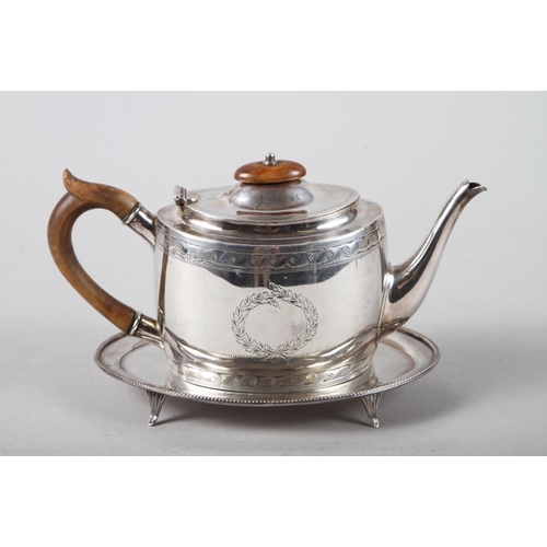 354 - A Georgian style teapot, 8.9oz troy approx, a matched silver plated teapot stand and a Continental w... 