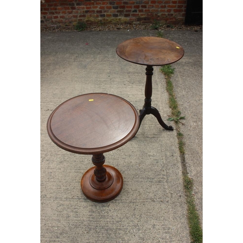 617 - An early 20th century oak circular topped occasional table with turned and carved column, on circula... 