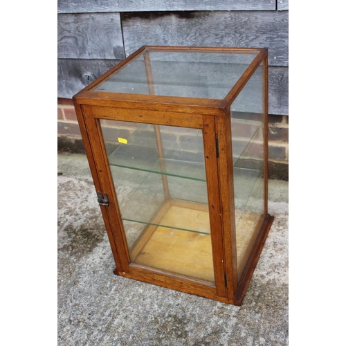 639 - An oak framed table top display cabinet enclosed one door, 15