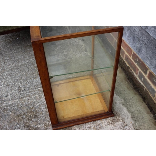 639 - An oak framed table top display cabinet enclosed one door, 15