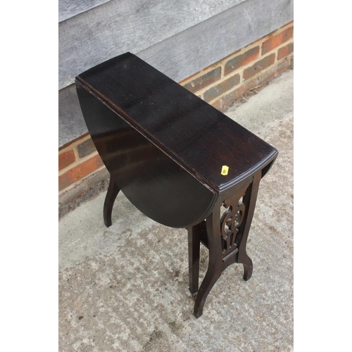 650 - A mahogany gate leg table with pierced sides, 21